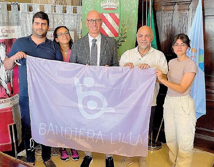 Gualdo Tadino, la prima in Umbria a ricevere la bandiera Lilla