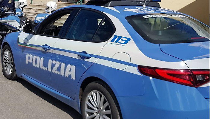 Entra in un palazzo e bussa agli appartamenti. Trovato dalla polizia con coltello e cocaina: denunciato