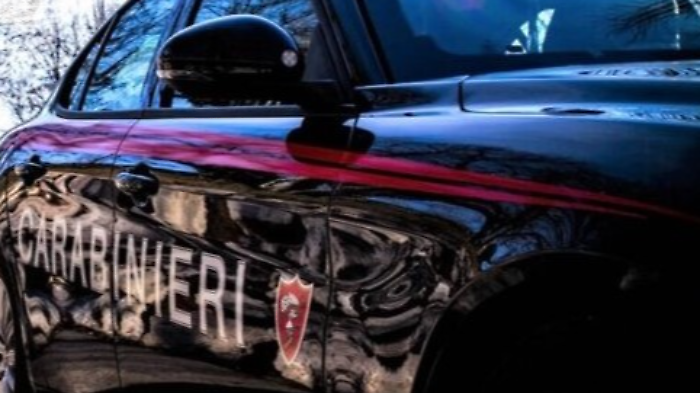 Tenta di scappare dai controlli dei carabinieri e viene trovato in auto con 16 dosi di cocaina: arrestato 24enne 