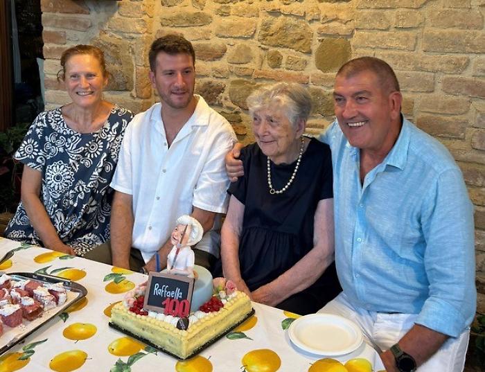 Festa grande per i 100 anni di Raffaella Gianangeli. La storica insegnante ha raggiunto il secolo di vita