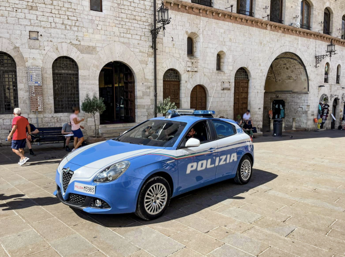 Tenta di truffare un anziano con la tecnica del messaggio urgente: denunciato dalla polizia