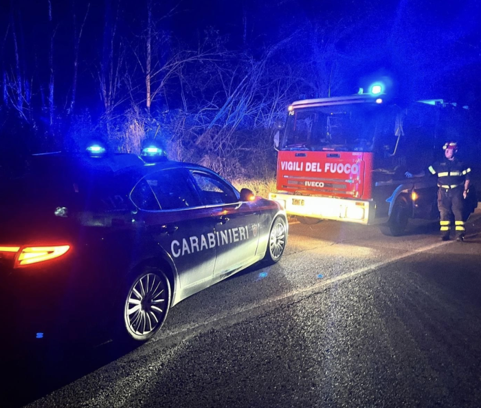 Appicca incendio lungo la strada: arrestato 45enne sospettato di altri 11 roghi