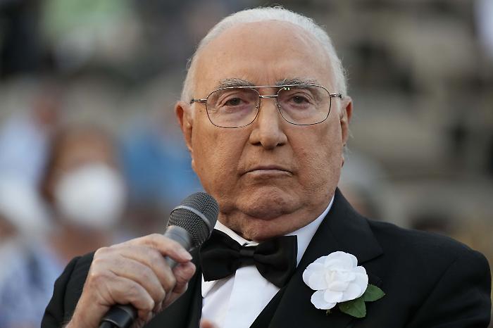 Addio a Pippo Baudo, il conduttore televisivo è morto a 89 anni. In lutto il mondo della televisione
