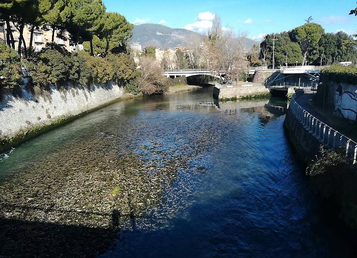 Salvata dalla polizia una donna sul ponte Garibaldi: evitato il tragico gesto nel fiume