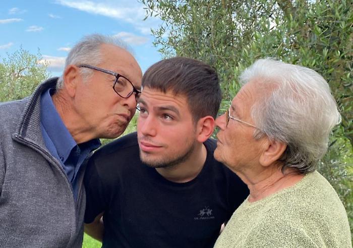 Tentativo di truffa per la nonna dell'influencer Thomas Rossini. L'allarmante telefonata: "Abbiamo rapito suo nipote"