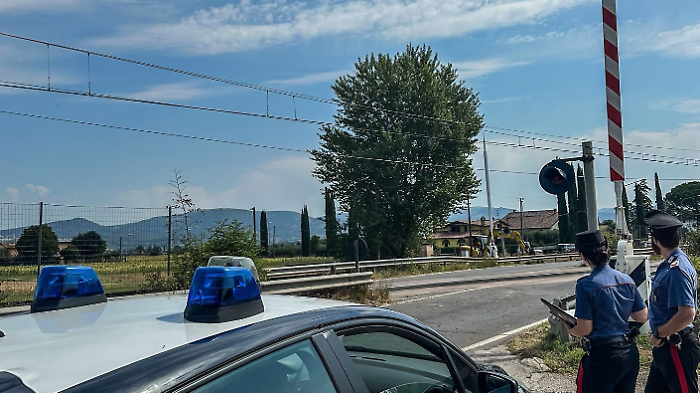 Colto da malore abbatte le barriere e finisce con l'auto sopra i binari del passaggio a livello. Uomo di 74 anni salvato dai carabinieri