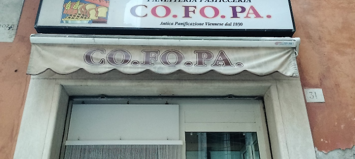 Addio a un'istituzione del Borgo Bello: chiude la storica panetteria Co.fo.pa. in via Podiani a Perugia