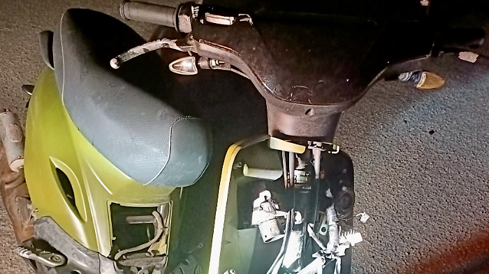 Vandali scatenati in pieno centro storico: scooter distrutti, residenti sul piede di guerra