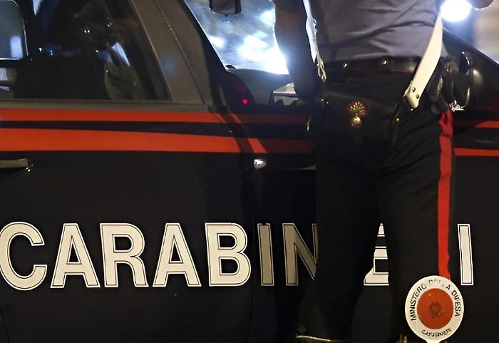 Carica su un tir con targa alterata 230mila euro di merce e scappa. Corriere fermato dai carabinieri in Umbria 