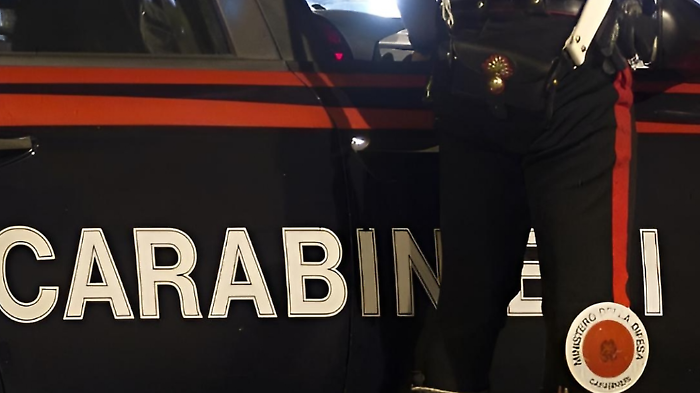 Fugge all'alt dei carabinieri e viene fermato dopo un lungo inseguimento. Sorpreso con cocaina e più di 8.000 euro in contanti: arrestato