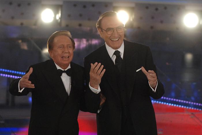 Pippo Baudo, il figlio di Mike Bongiorno alla camera ardente: "Era al mio fianco nel portare la bara di papà al funerale"