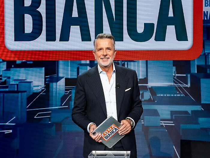 Zona Bianca in tv il 20 agosto su Rete 4. Le anticipazioni: dagli ultimi sviluppi su Garlasco al bilaterale Zelensky-Putin