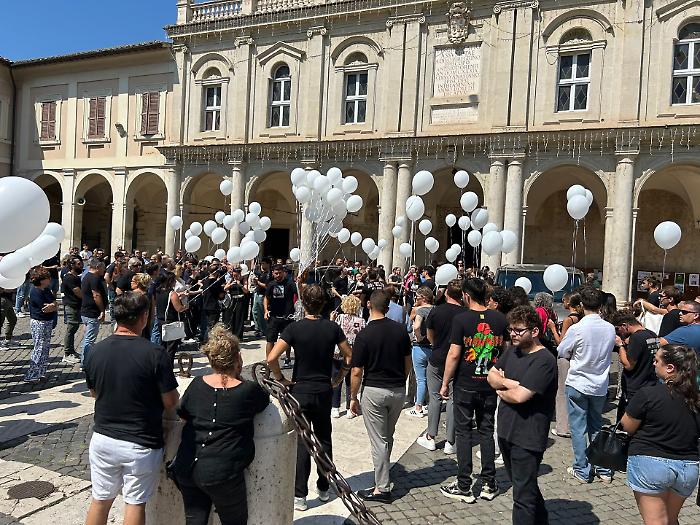 Terni, l'addio in duomo al 26enne Lorenzo Satolli con palloncini bianchi e le note di "Con te partirò" 