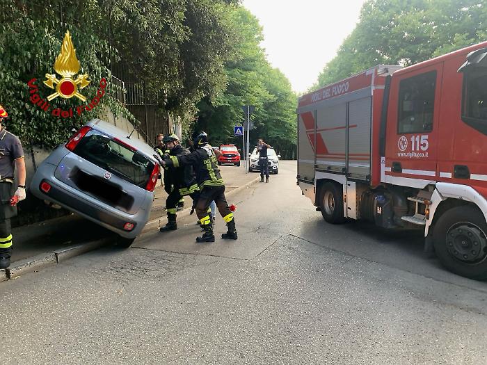 Finisce con l'auto contro il muro, incidente a Perugia lungo via Pellini 