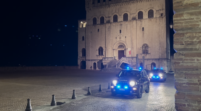 Svaligiano due appartamenti e scappano all'alt dei carabinieri. Inseguiti e arrestati tre uomini