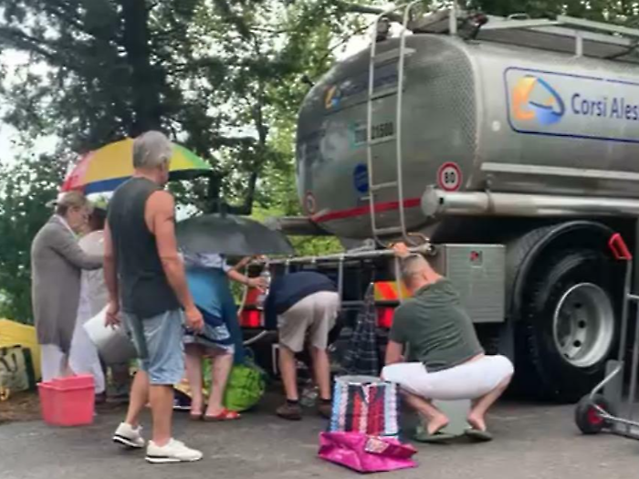 Montaglioni di Preci a secco da 4 giorni: "Siamo senza acqua da Ferragosto". Disagi per un guasto alla rete idrica