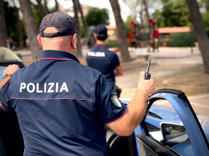 Sfonda a calci il cancello di casa del rivale in amore e armato di bastone lo minaccia di morte: denunciato 33enne