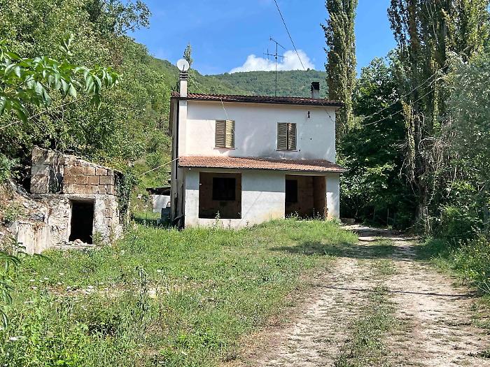 Sepolta nel terreno di casa ad Arrone, la segnalazione partita dalla figlia della donna