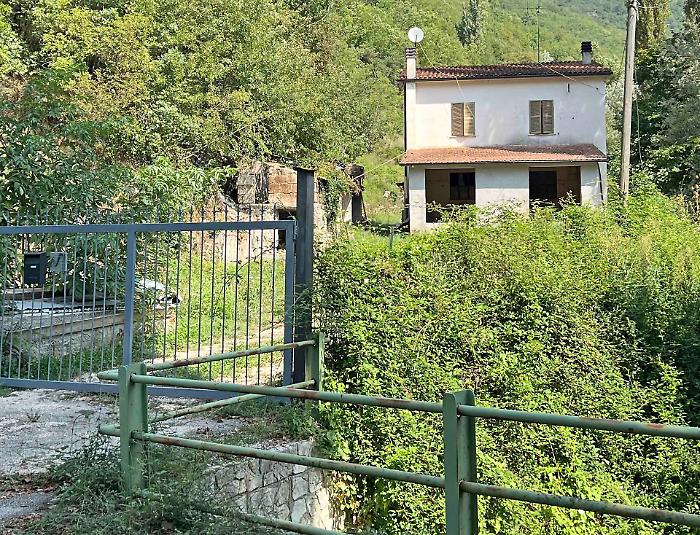 Donna sepolta, indagato il genero. Indagini sulla pensione che veniva ancora versata