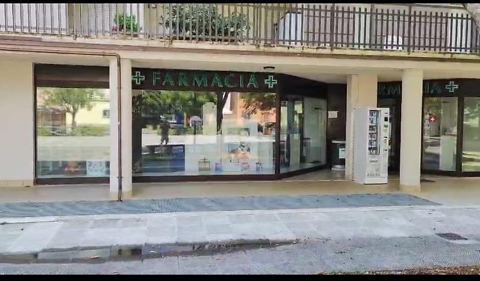 Farmacia rapinata, cittadina detective prende la targa dei malviventi e li fotografa