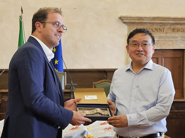 Narni, il sindaco Lucarelli accoglie l'ambasciatore della Repubblica Popolare Cinese in Italia Jia Guide. Visita turistica e scambio di doni