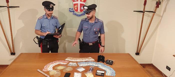 Arrestato dai carabinieri mentre cedeva una dose. Sequestrati oltre 70 grammi di cocaina e 4800 euro in contanti 