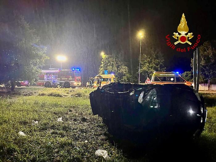 Foligno, grave incidente nella notte: auto con a bordo cinque ragazzi esce di strada e si ribalta più volte