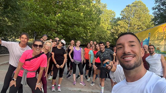 All'alba con lo Smile Club: movimento, sorrisi e comunità al percorso verde. L'iniziativa del fitness trainer Nicolò Famiglietti