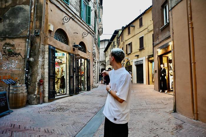 Ladro sprinter ruba una felpa in via Oberdan e braccato da un commerciante sferra fendente e lo ferisce: caccia all'uomo