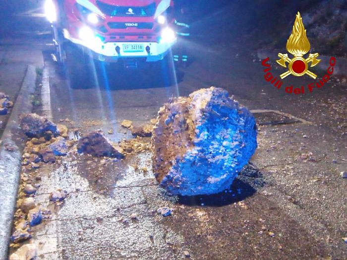 Terni, frane e alberi pericolanti per le intense piogge. A San Gemini grosso masso cade in via Primo Maggio