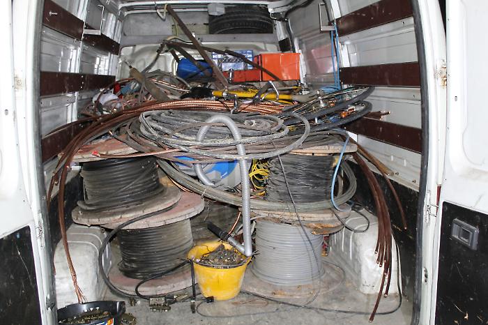 Terni, 20 quintali di rame in tranci e bobine nel furgone fermato sul Raccordo: denunciato il conducente