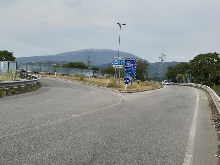 Auto contromano sul raccordo: tragedia sfiorata tra la Flaminia e la Valdichienti