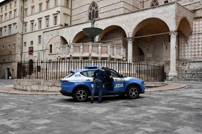 Fugge alla vista della polizia e aggredisce gli agenti. Arrestato noto pregiudicato 