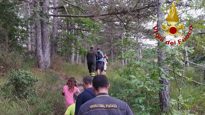 Due famiglie con i bambini si perdono nel bosco: salvate dai Vigili del fuoco
