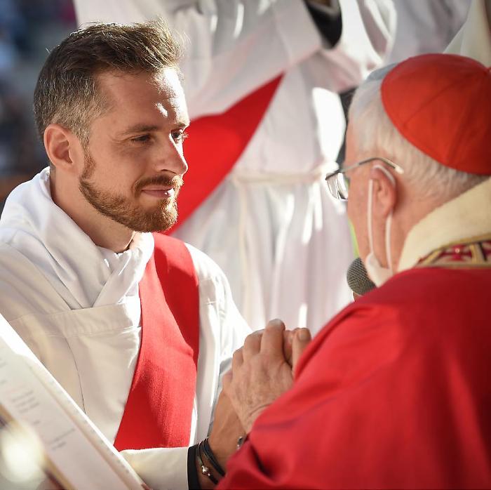 Don Samy, il prete portiere si racconta: dalla nuova avventura con il Real Cannara all'incarico di rettore dell'abbazia di San Pietro a Perugia, fino al conflitto in Medio Oriente