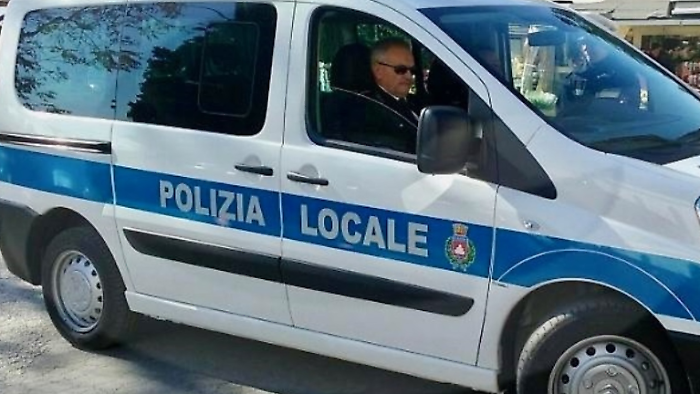 Raid dei vandali dal centro alla periferia: auto danneggiate in via Aristotele