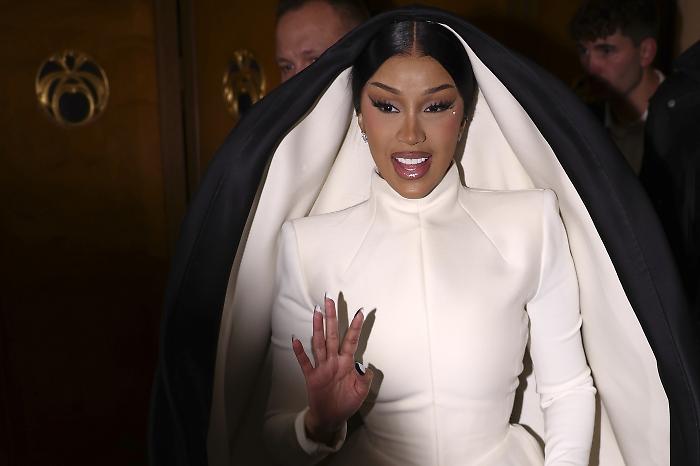 Cardi B, bufera per un commento sul suo merchandising: "Non chiamatemi grassofobica"
