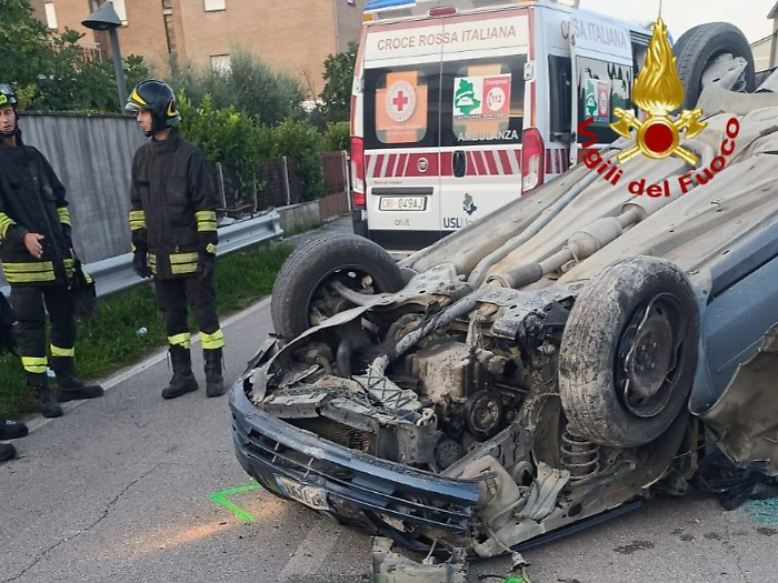 Incidente stradale a Foligno, auto sbanda e si ribalta: un ferito