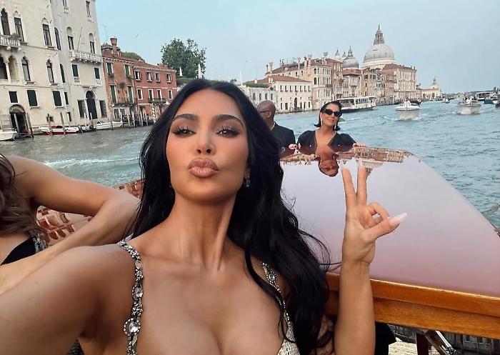 Kim Kardashian alla Mostra del Cinema di Venezia per il premio DVF Awards 2025 