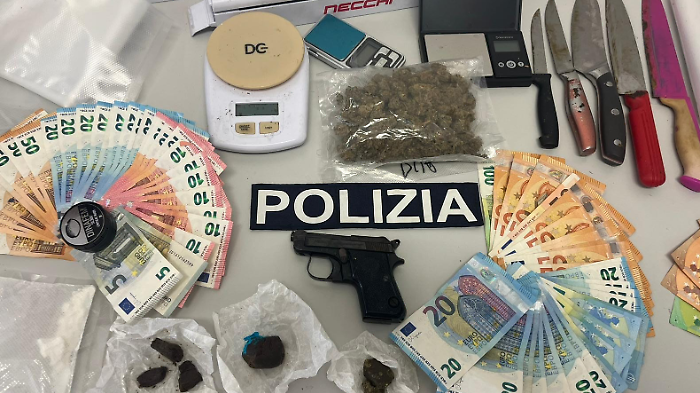 Blitz antidroga della polizia, sequestrati grammi di marijuana, cocaina, hashish e una pistola detenuta illegalmente. Arrestato 31enne 