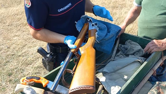 Va in quad sul Monte Cucco a caccia di cinghiali con armi e munizioni: scoperto dai forestali 
