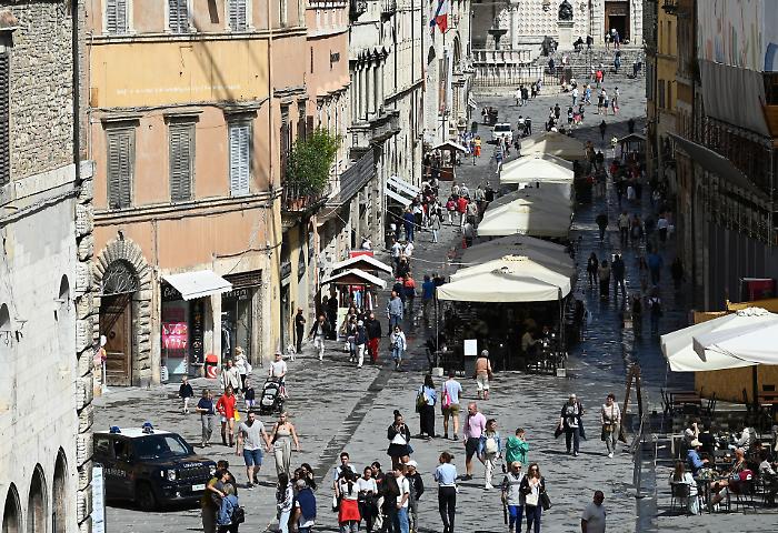 Il maltempo si abbatte su Perugia e lo Sbaracco rimane un giorno in più: continuano i maxi-sconti in centro
