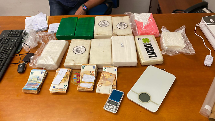 Maxi operazione antidroga, sequestrati oltre 15 kg di stupefacenti. Arrestati due cittadini albanesi