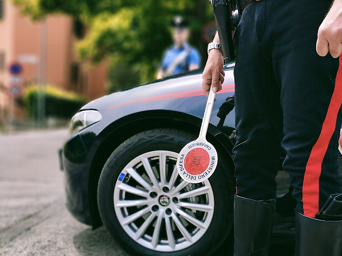 Trovati con 32 dosi di cocaina uno di loro tenta la fuga lanciandosi dalla finestra: arrestati due uomini per detenzione ai fini di spaccio