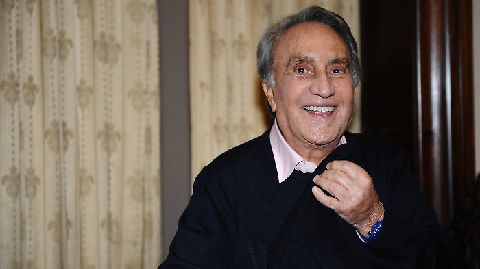 Addio a Emilio Fede, scompare a 94 anni "il direttore più criticato, ma anche il più guardato"