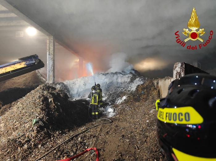 Incendio nella notte alla Green Asm di Nera Montoro: fiamme tra rifiuti organici e potature