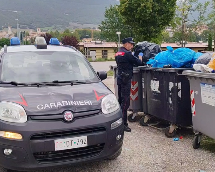 Gettano 22 sacchi di rifiuti edili nei cassonetti urbani: denunciati due uomini 