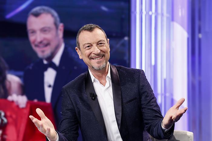 Amadeus compie 63 anni. Gli aneddoti poco conosciuti, l'incontro con la moglie Giovanna e la rivoluzione del Festival di Sanremo