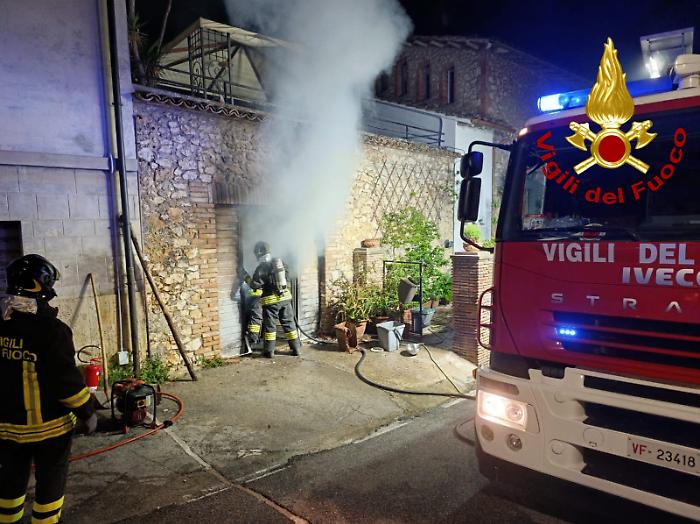 Incendio divora un minimarket a Calvi dell'Umbria. Le fiamme divampate nella notte