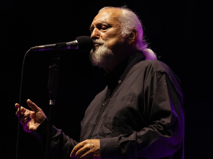 Eugenio Finardi, la magia del concerto a Gubbio con mezzo secolo di musica d'autore. Domani l'appuntamento a Collazzone